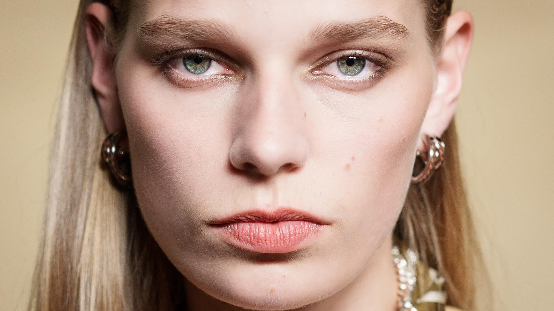 Lujo silencioso: cómo se traduce la estética «Succesion» en cosmética