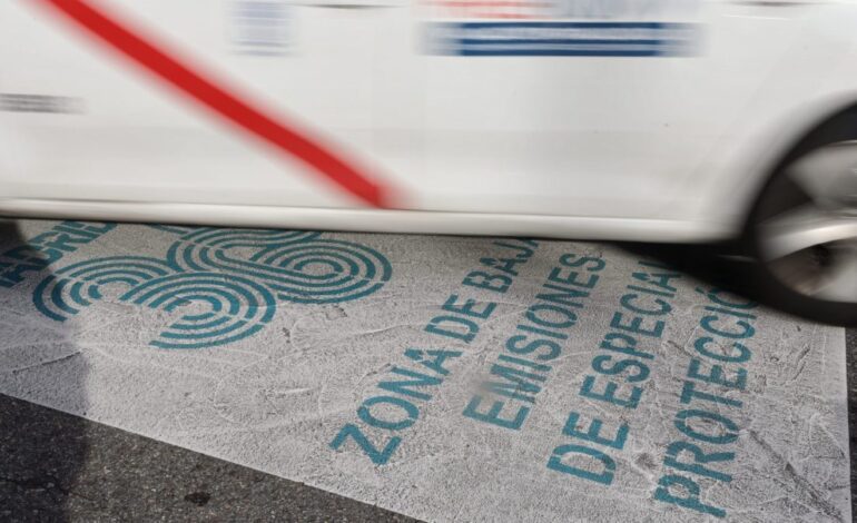 Coches sin etiqueta en Madrid: cómo saber si el tuyo puede entrar a la ciudad… y si tiene pegatina