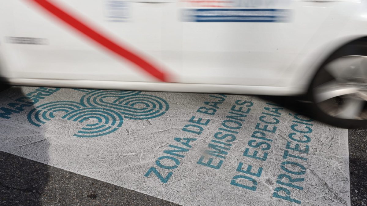 Coches sin etiqueta en Madrid: cómo saber si el tuyo puede entrar a la ciudad… y si tiene pegatina