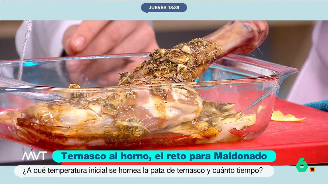 Carlos Maldonado se reta con Andrea Ropero preparando la mejor receta de ternasco al horno