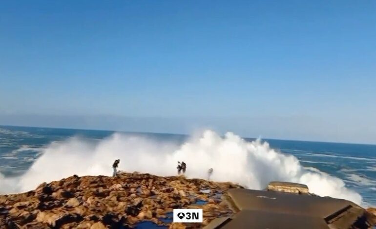 un joven rescatado y dos heridos tras un golpe de ola en A Coruña