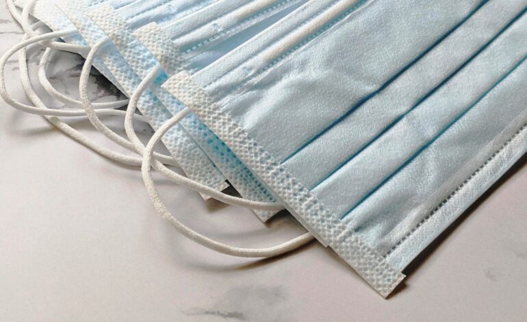 Sanidad recomienda el uso de la mascarilla en centros sanitarios ante el aumento de las infecciones respiratorias agudas