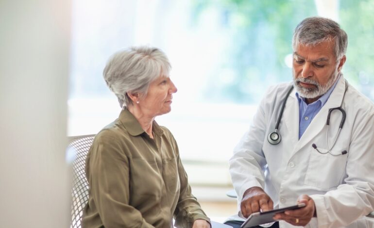 Médicos y enfermeras en puestos de difícil cobertura podrán trabajar en Andalucía después de los 65 años