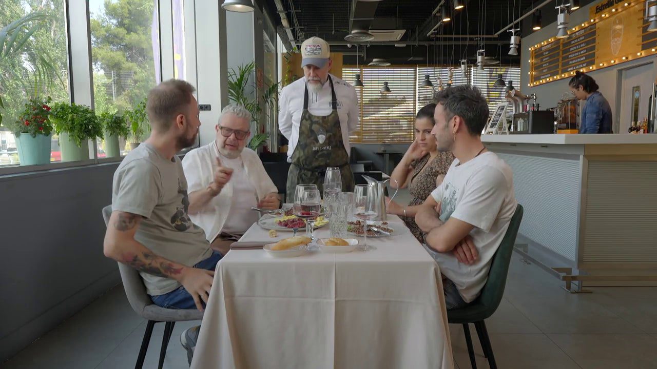 El momento en el que un hostelero avisa a Alberto Chicote de que el cordero que está comiendo está en mal estado: «Sabe ácido»