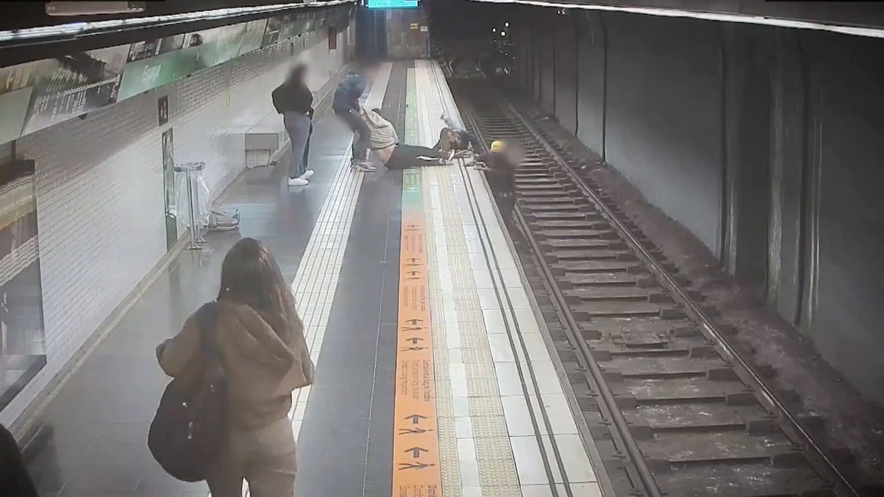 Una agente de los Mossos d’Esquadra salva la vida a un hombre tras caer a las vías del metro de Barcelona