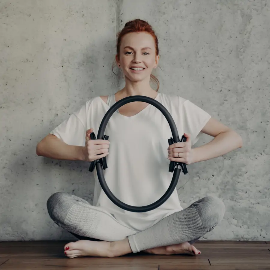 mujer con anillo de pilates