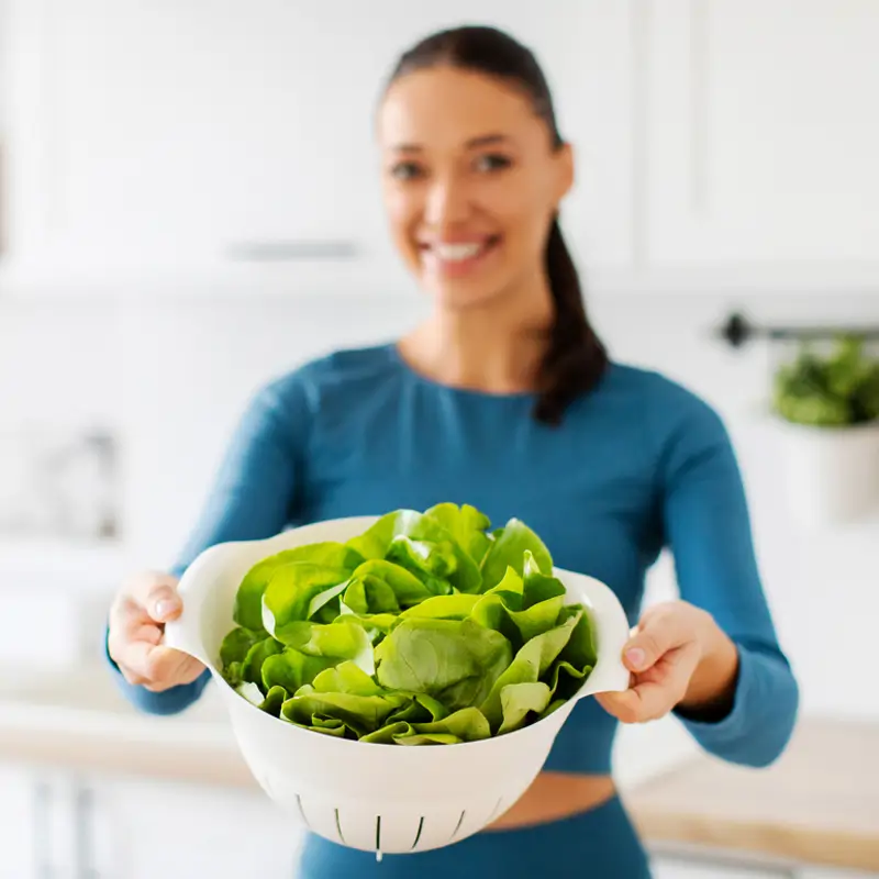 Mujer con lechuga en mano 
