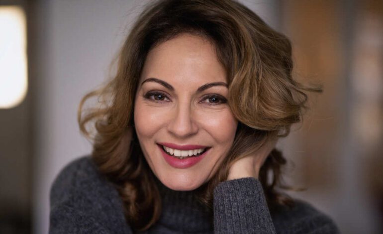 Algunos colores de pelo que quedan bien a los 30 te envejecen a partir de los 50, porque la piel cambia y endurecen el gesto