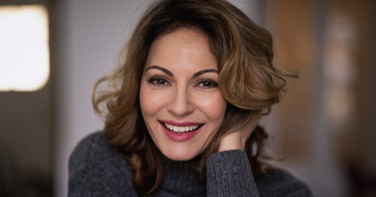 Algunos colores de pelo que quedan bien a los 30 te envejecen a partir de los 50, porque la piel cambia y endurecen el gesto