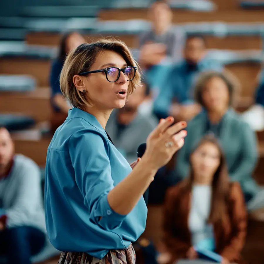 Mujer dando un discurso