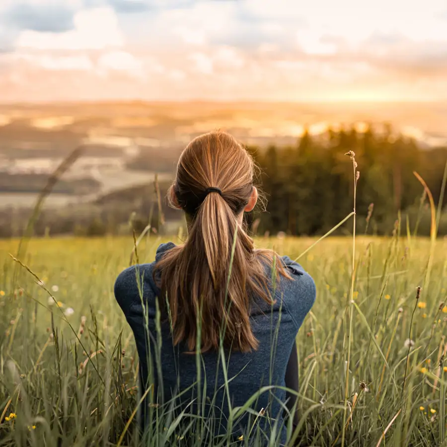 Mujer inspiradora desde atrás