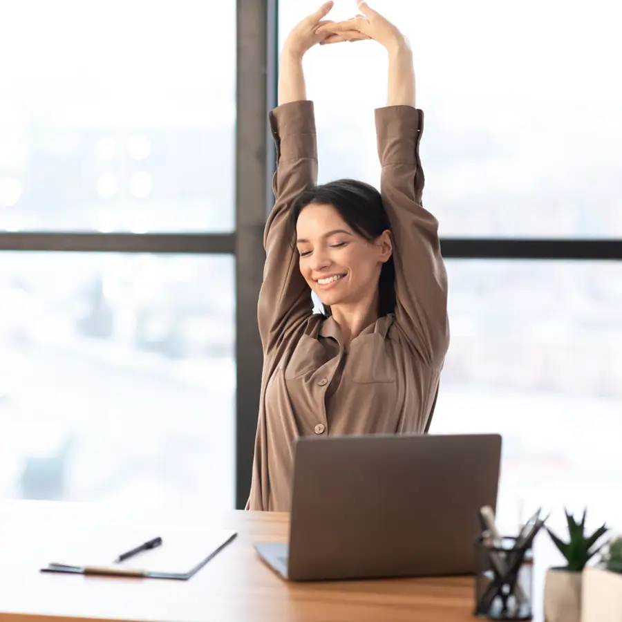 Mujer estirándose en la oficina