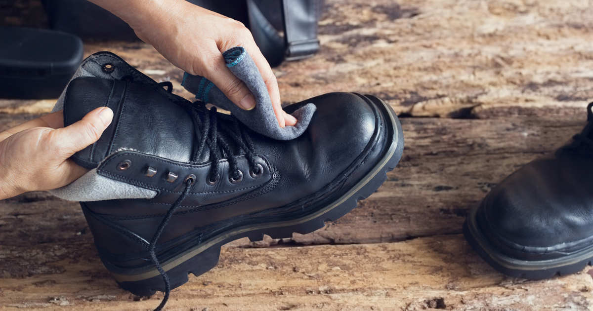 La crema Nivea de lata azul es mano de santo para dejar los zapatos viejos como nuevos