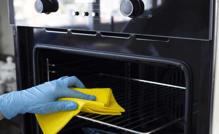 El limón con bicarbonato y la sal gorda son mano de santo para limpiar el horno