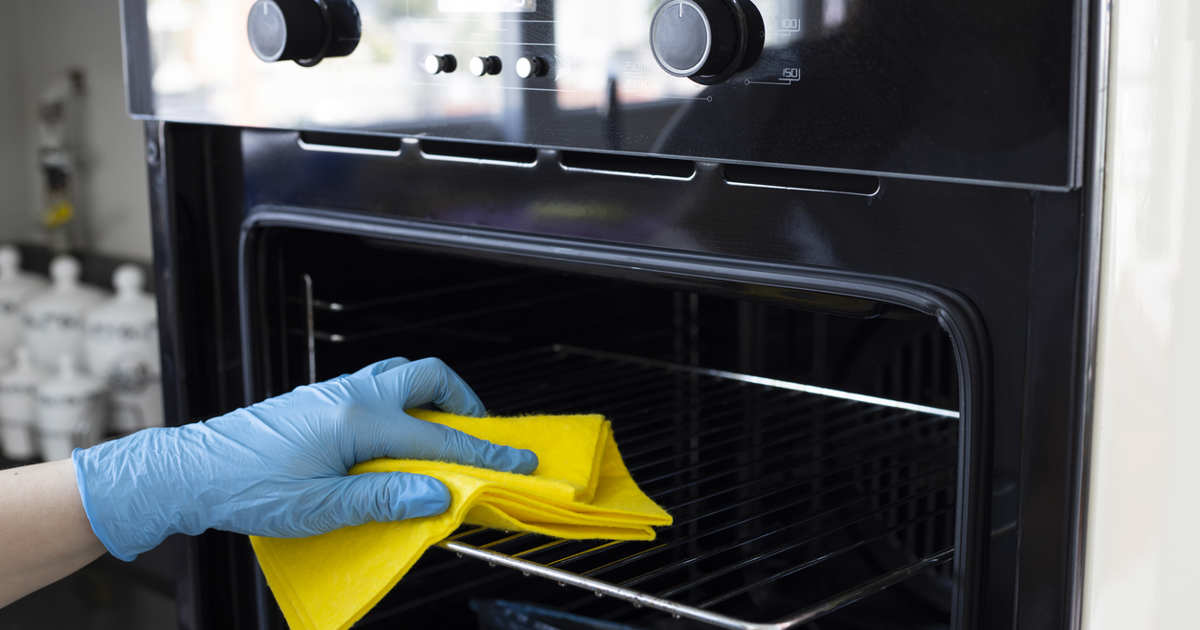 El limón con bicarbonato y la sal gorda son mano de santo para limpiar el horno