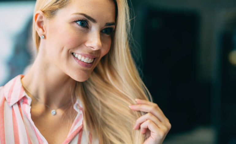 Qué significa tocarse el pelo con frecuencia, según la psicología