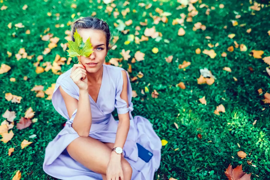 Mujer serena al aire libre