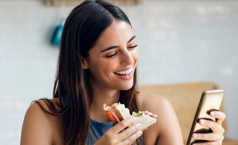 “Cuando comemos distraídos con pantallas, tendemos a comer más cantidad y con menos conciencia”