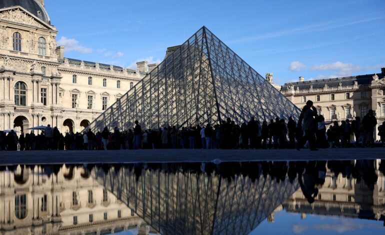 un robo, una inundación y ahora una huelga ahondan la crisis del museo