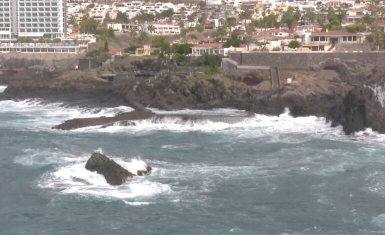 Cerradas las piscinas de la fajana de La Palma tras las muertes por un golpe de mar en Canarias