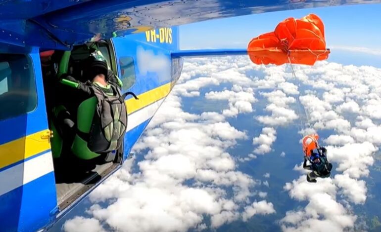 Usó este viejo truco para desenganchar su paracaídas del avión colgado a 4.500 pies de altura