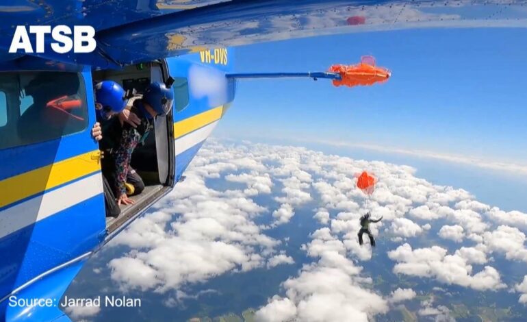 un paracaidista queda colgado de un avioneta a 4.500 metros en Australia