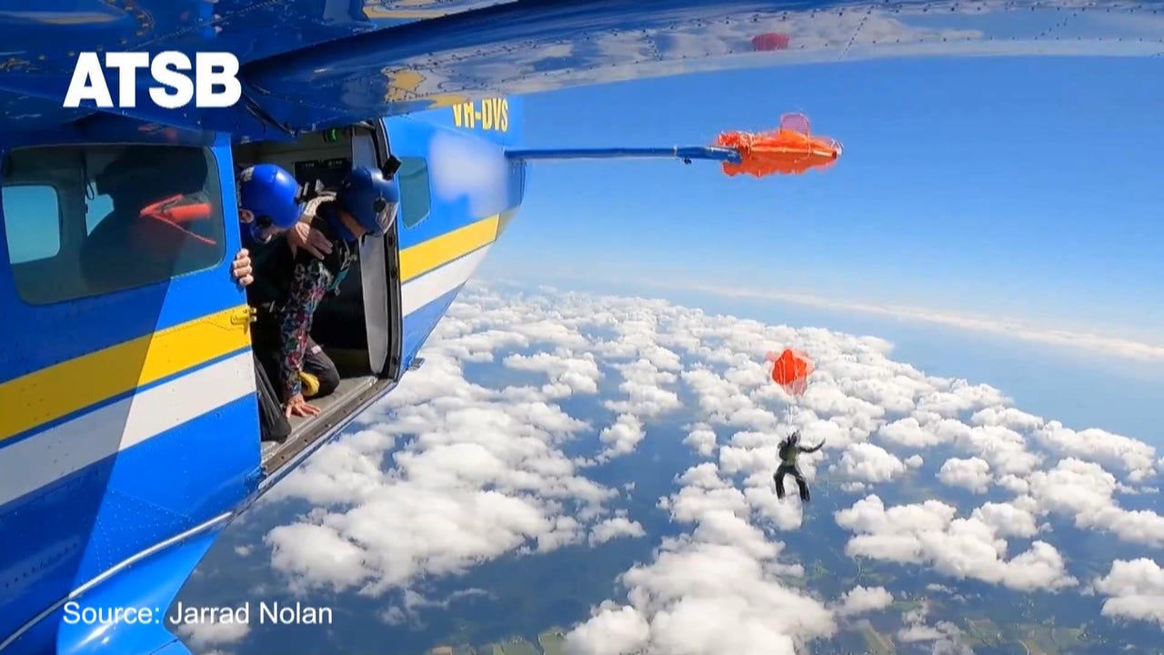 un paracaidista queda colgado de un avioneta a 4.500 metros en Australia