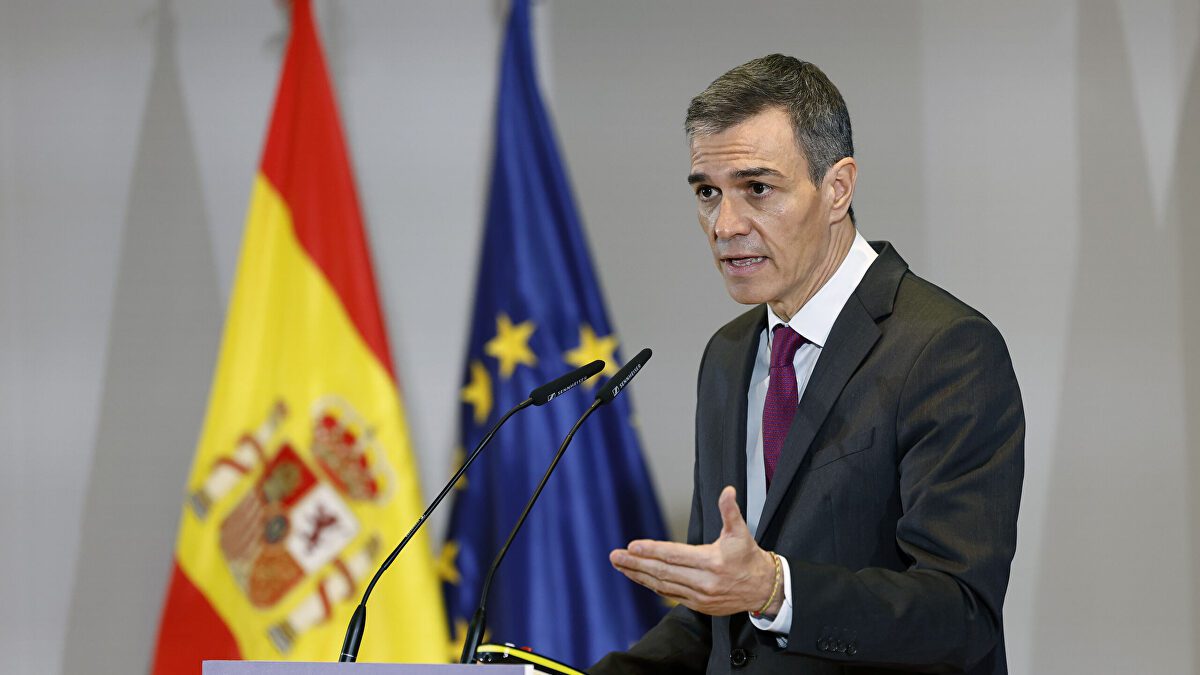 Sánchez anuncia un manguerazo de 1.300 millones al coche eléctrico y busca atraer inversión china