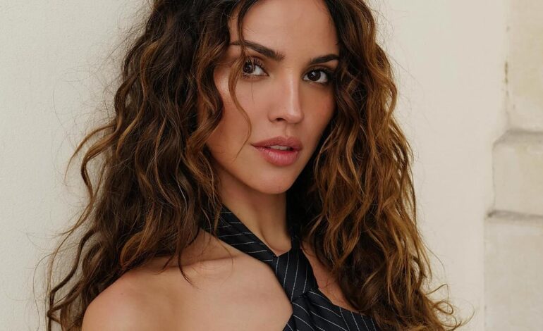 Las chicas de pelo rizado también usan herramientas de calor: desde el difusor que quita el frizz a las tenacillas fáciles de usar