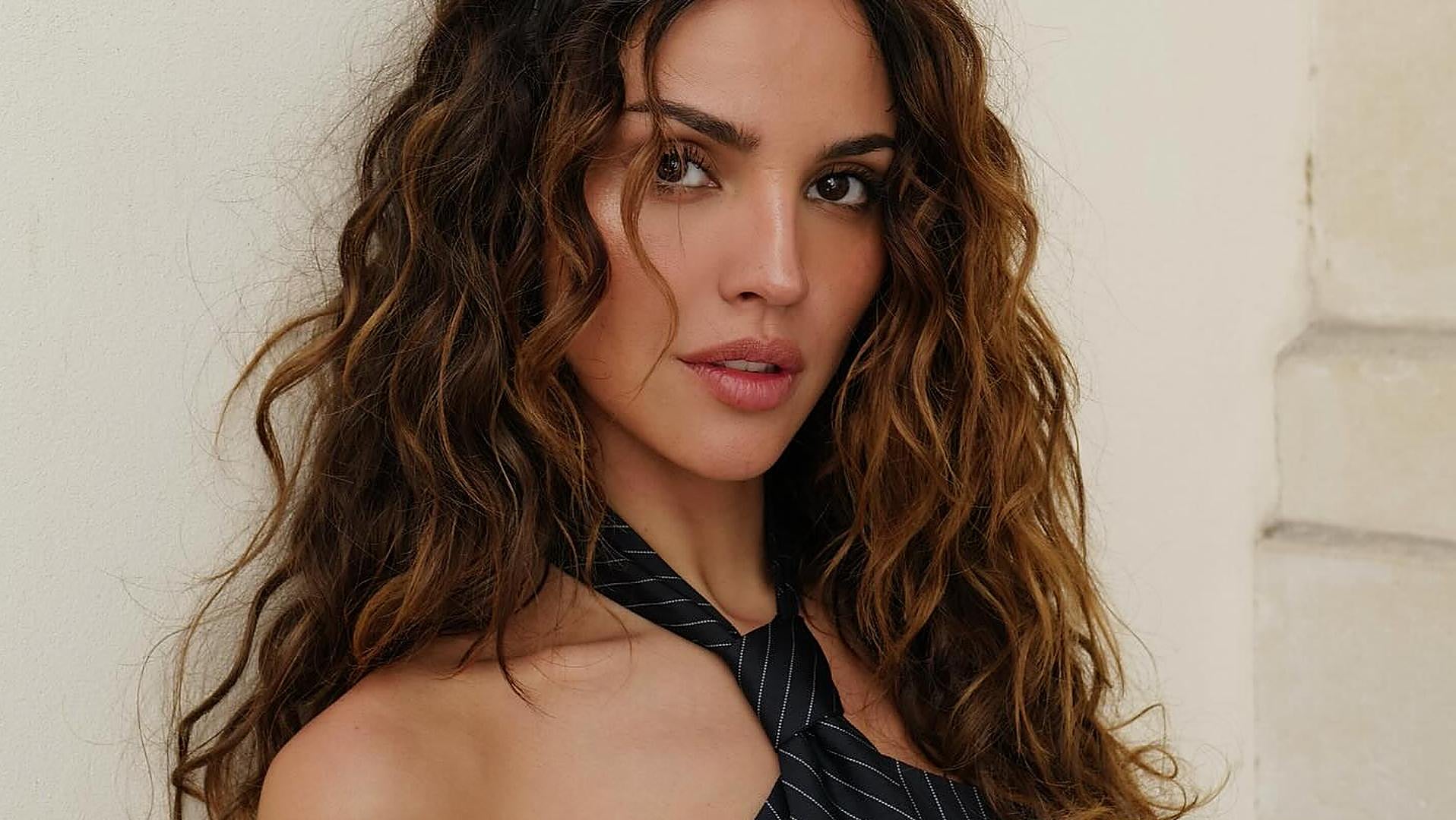 Las chicas de pelo rizado también usan herramientas de calor: desde el difusor que quita el frizz a las tenacillas fáciles de usar