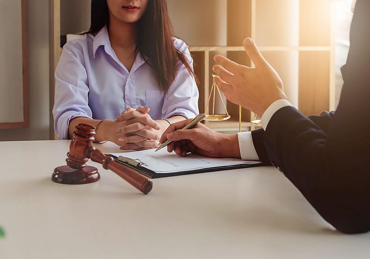 Pillada por un detective: se queda sin la pensión de 2.000 euros de su exmarido tras destaparse que vive con otro