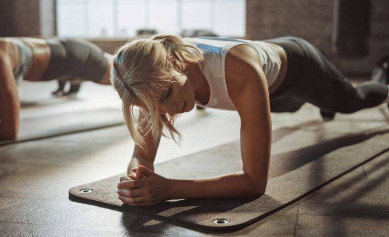 Estas 4 opciones de plancha son mejor para el core que los abdominales clásicos con flexión