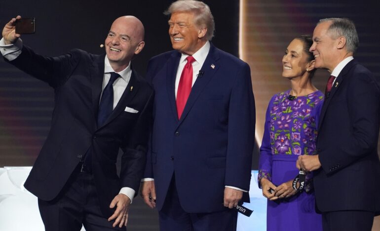 El show de Trump eclipsa el sorteo del Mundial en una gala en la que los negocios priman sobre el deporte