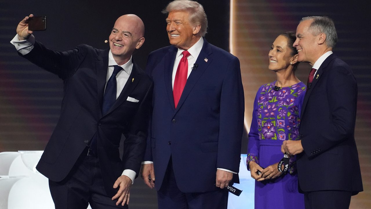 El show de Trump eclipsa el sorteo del Mundial en una gala en la que los negocios priman sobre el deporte