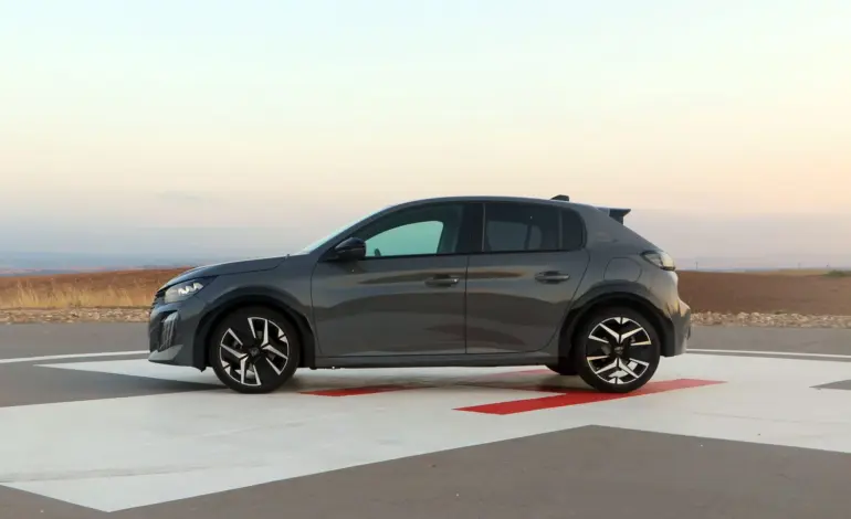 Prueba del Peugeot 208 Hybrid 110 e-DCS6 GT: Ágil y frugal