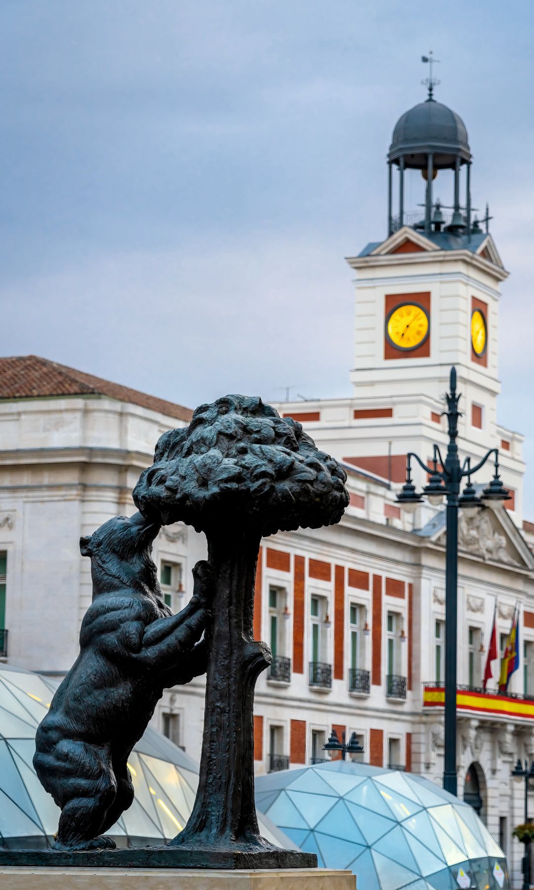 Estatua del oso y el madroño en la Puerta del Sol de Madrid