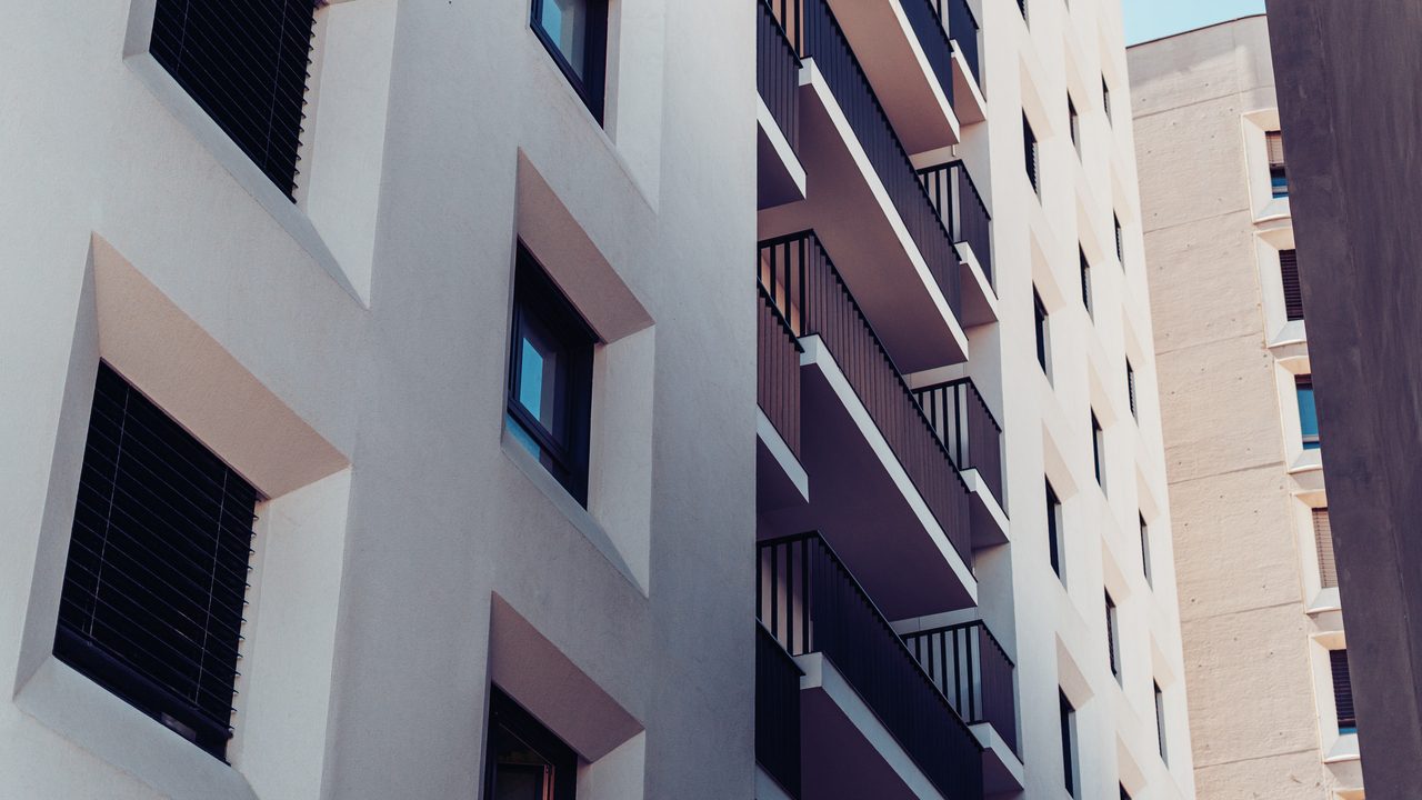 ¿Qué pasa si heredo una casa junto a más personas y no quieren venderla? Esto dice la ley