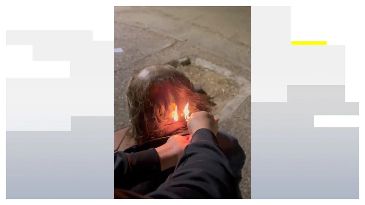 Dos menores le queman el pelo a una persona sin hogar mientras se ríen de él en un parque de Benacazón, Sevilla