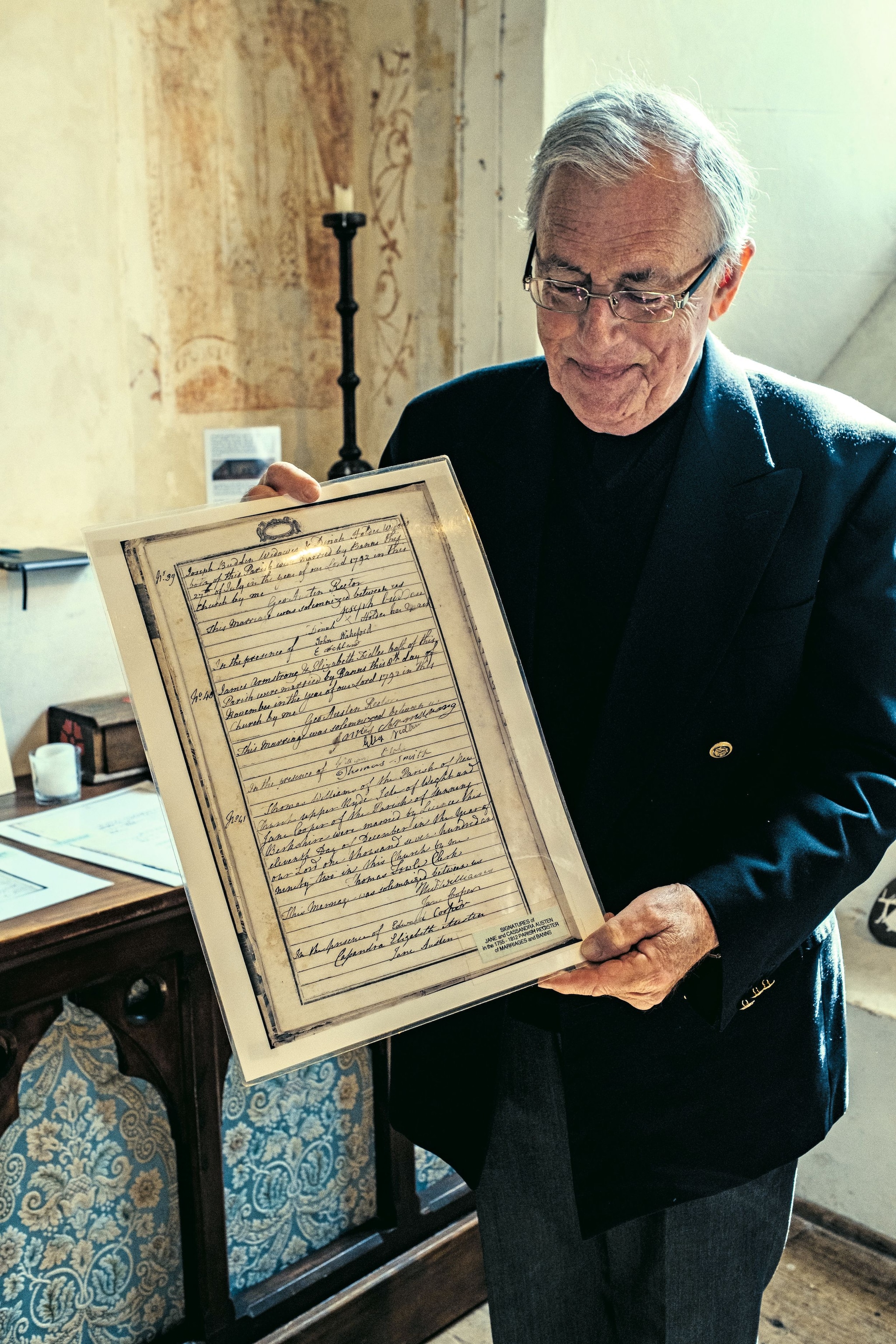 Steventon, párroco de la iglesia de St Nicholas con la partida de bautismo de Jane Austen en sus manos