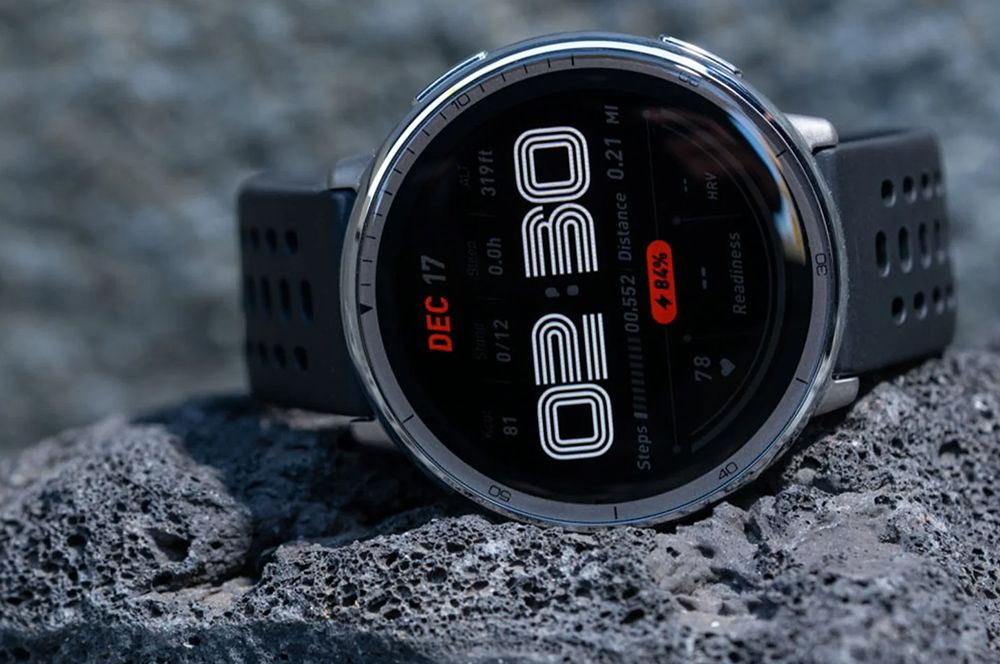 Primer plano del reloj inteligente Amazfit Active 2 con correa de silicona negra que muestra una esfera digital con datos de tiempo y salud