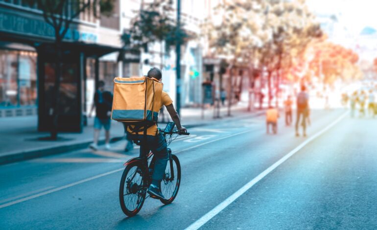 Una furgoneta recorre varios metros de la A-7 con un repartidor en el capó tras atropellarlo en Algeciras