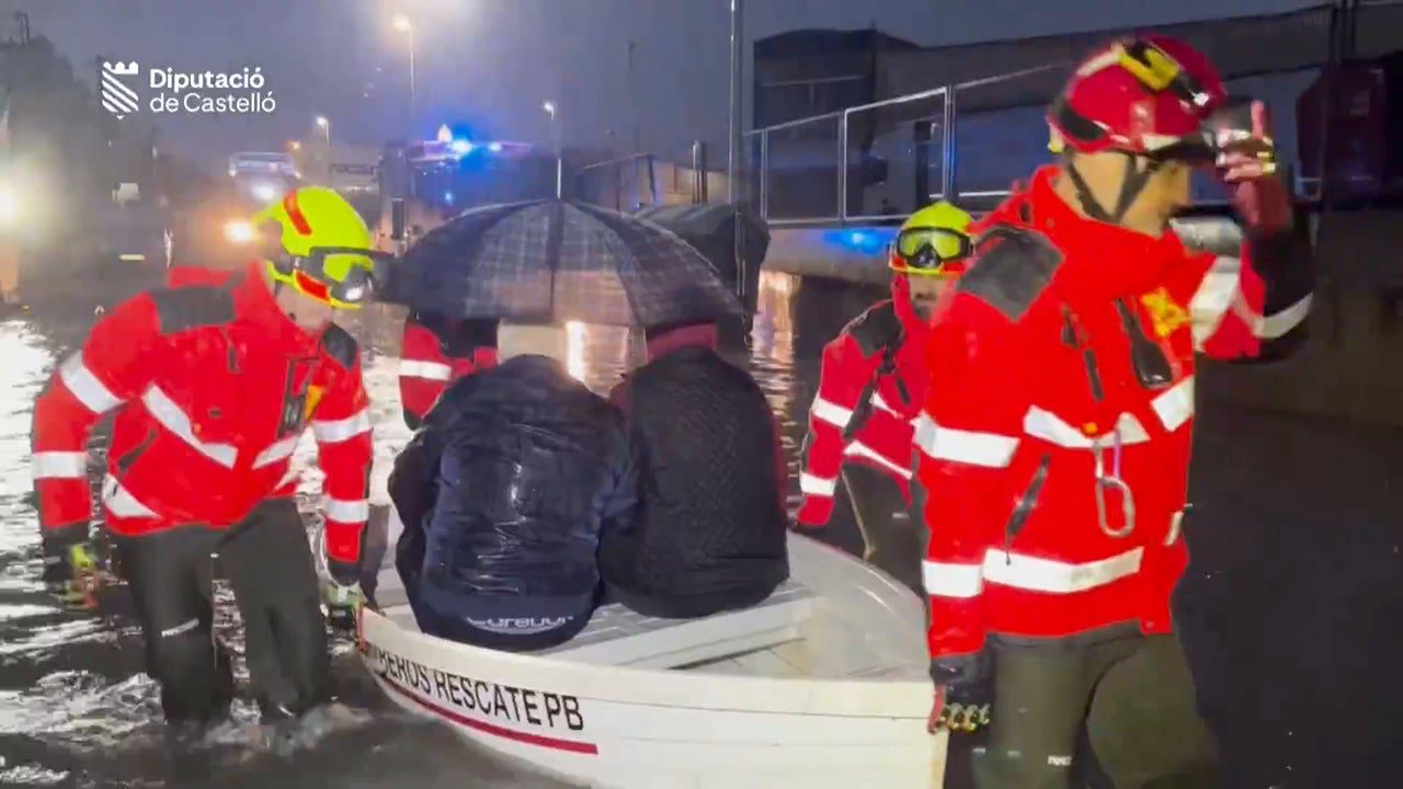 Complicado rescate a una pareja tras quedar atrapada en su coche en Villarreal tras las fuertes lluvias