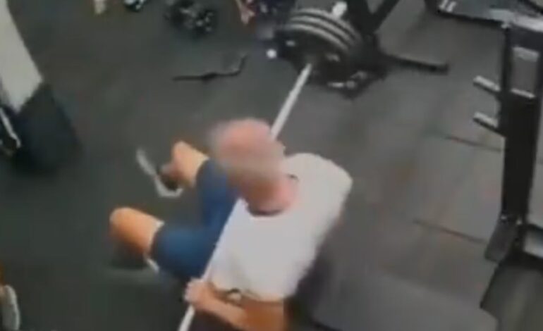 Muere en el gimnasio usando la técnica del ‘agarre suicida’ en press de banca