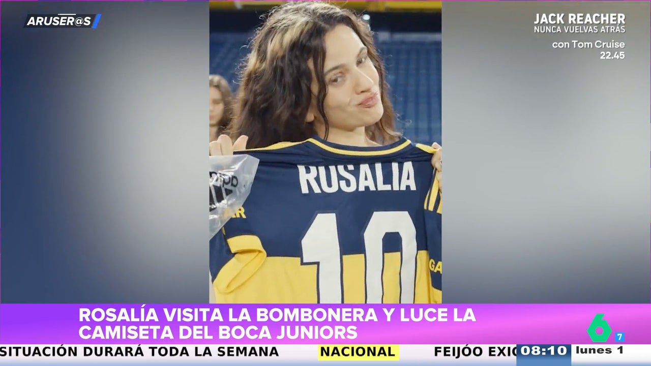 así sorprende corriendo descalza por el campo