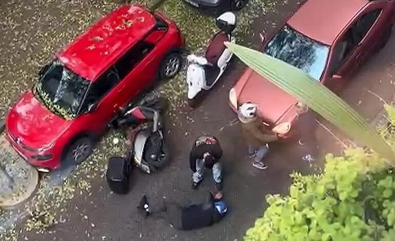 un conductor intenta atropellar a un motorista y le patea en plena calle