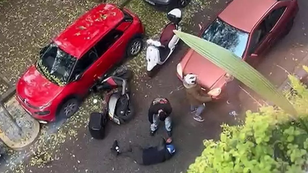 un conductor intenta atropellar a un motorista y le patea en plena calle