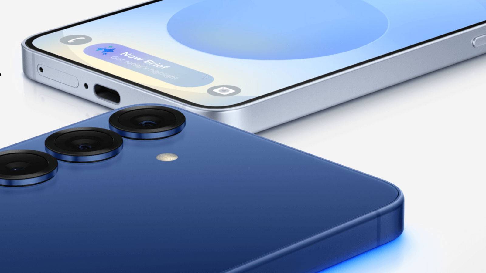 La parte trasera de un Samsung Galaxy S25 negro, mostrando su módulo de cámara.