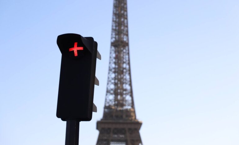 ¿qué significa esta cruz de color rojo? 