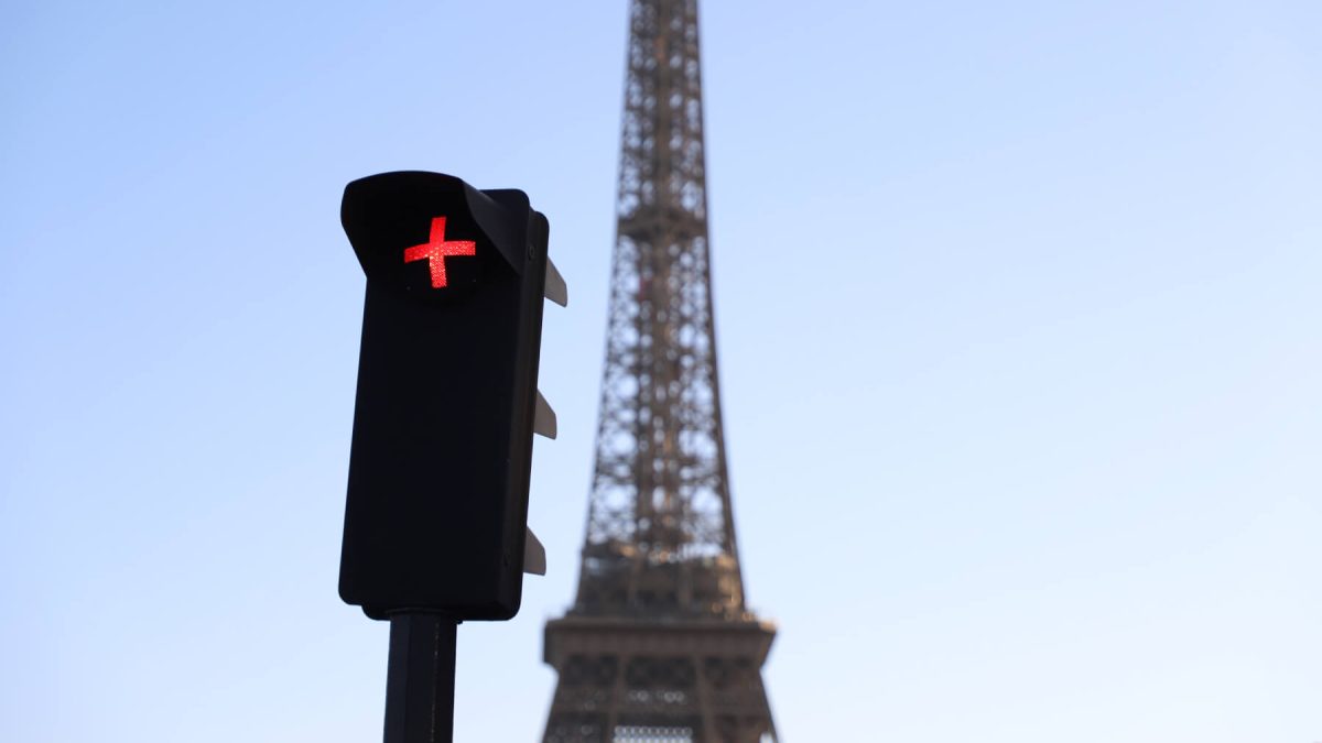 ¿qué significa esta cruz de color rojo? 