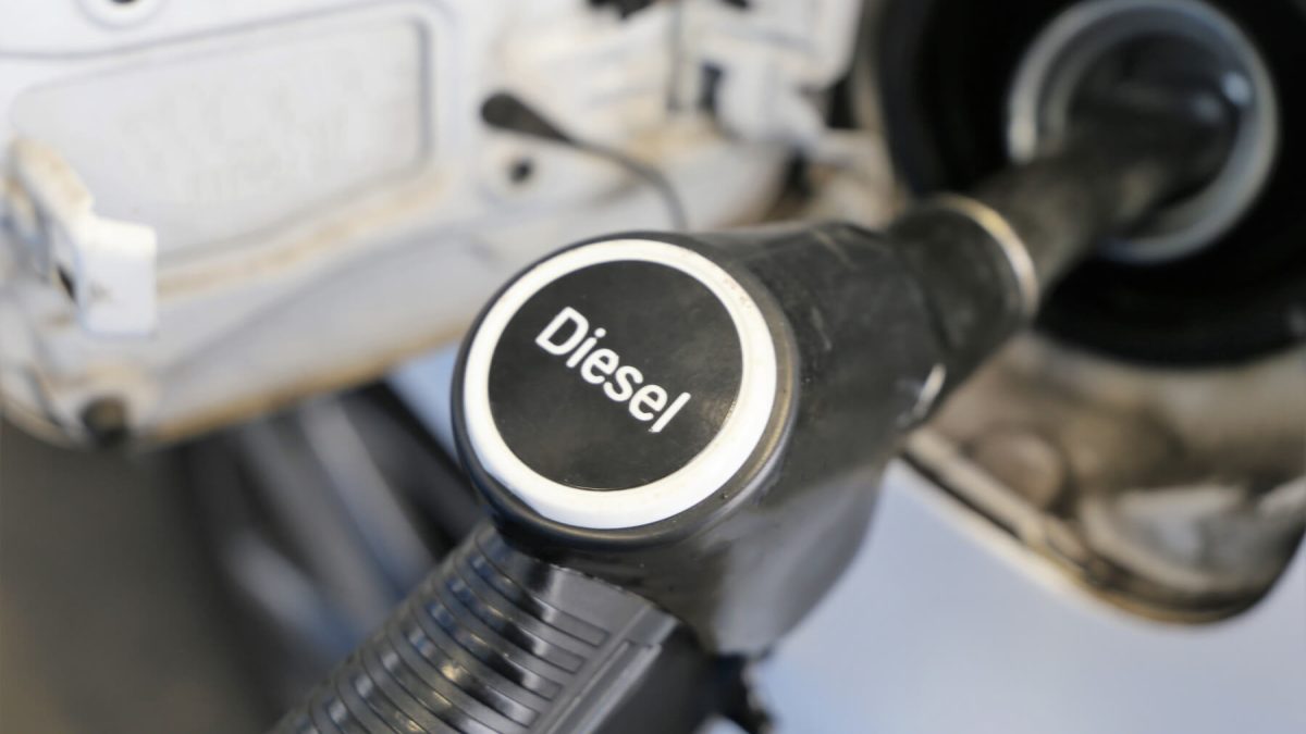 Europa recuerda a España su cuenta pendiente con la subida del diésel: la respuesta del Gobierno no te va a gustar 